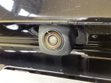 車の後方に小型カメラが付いておりバックする際の後方の様子をモニター上に表示します。