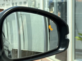 ブラインドスポットインフォメーションを装備しています!走行中、斜め後ろに車両の存在を検知すると、その方向のドアミラー鏡面上にマークを表示しお知らせします。