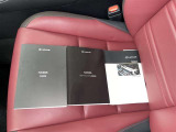 メンテナンスノート、取扱説明書です。 その車の整備記録が事細やかに記録されています。 車が生まれてから今までどのような道を歩んできたのか判るとても重要な物ですよ。
