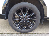 洗練されたデザインが足元を引き締めるCX-5純正アルミホイール。マツダらしい力強さと上質さを兼ね備え、車両全体のスタイルをより魅力的に演出します。美しい足元で所有する満足感を高めてくれる装備です。