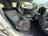 足元もゆったりで長時間の運転も疲れにくいフロントシートです。