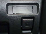 ETC車載器は付いておりません。高速ご利用の場合は、ETC車載器をご購入下さい。純正品取り付けの場合は、こちらの位置にビルドインにてスッキリ取り付け可能です♪
