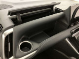 何かと便利なグローブボックス。メンテナンスノートや車検証、ちょっとしたメモと筆記用具等を入れておくとあればもしもの時にも便利ですね。