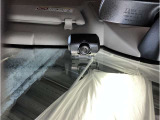 小型カメラで車両前方/後方を撮影し続け、急ブレーキや衝突などの異常動作を感知すると、その前後15〜30秒程度の映像を記録するシステムです。ほとんどが販売店装着オプションであり、通称&ldquo;ドラレコ&rdquo;です。