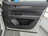 パワーウィンドウのスイッチですよ。運転席に居ながら窓を開け閉めのコントロールできます。