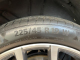 純正18インチアルミホイール。リアは225/45R19