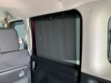 ロール式シェードが出てきます!車内の温度を安定して保てます♪強い日差しもシャツトダウンしてくれます☆