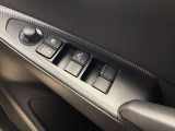 ラクラク操作のパワーウインドウ付きです。運転席はワンタッチオート機能付きです。また、電動格納ドアミラーも装着、狭い駐車スペースなどでの使用時に大変便利です。