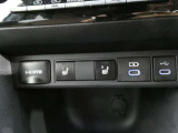 シートヒーターが運転席だけでなく助手席側にも付いています 運転者と別のスイッチなので、助手席側だけ温めることもできます 助手席の方にも優しく嬉しい装備です