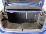 BMWではスペアタイヤが非搭載となるため、スペースは拡大されており、収納スペースとして利用可能。トランクの下にも収納スペースがあり、意外と役に立つスペースでございます。
