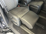 乗せる方を「おもてなし」するための快適装備。シートにはオットマンが付いておりますので、ゆったりクルマに乗れそうです。運転するのがイヤになってしまうかも