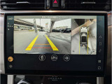 【3Dサラウンドカメラ】周囲の安全確認をアシストする機能です。3D車外ビュー、360&deg;オーバーヘッドビューを 利用して、狭いスペースでも安心、スムーズに運転操作ができます。