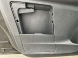 助手席ドアにも車検証入れが入る小物入れ