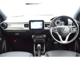 操作性に優れた運転席となります!小物入れや各ボタンの配置にこだわり、使いやすいです!座り心地もよく視認性も良好なのでロングドライブもお任せ下さい!