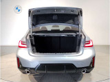 【トランクルーム】十分な容量を確保したトランクルーム。環境へ配慮したスペアタイヤ非搭載のBMW。その分、トランクスペースを有効活用できる様にしてあります。