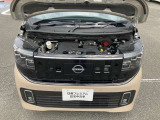 エンジンルームもきれいな状態です。日産のメカニックが点検整備をさせていただいてからのご納車となります