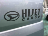 バックドアに車名エンブレムを装着しています。
