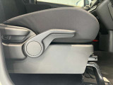 運転席はご自身の適切な運転ポジションへ移動可能なラチェットが付いております。