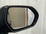 隣車線を走る車両をレーダーで検知し、ドアミラーでは確認しにくい後側方エリアに存在する車両に加え、急接近してくる車両も検知します。車両を検知するとドアミラーに搭載されたLEDインジケーターが点灯します。