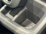 運転席インパネトレー、ドリンクホルダーです。