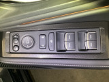 電動格納式リモコンドアミラーと、パワーウィンドウスイッチ等は運転席ドアにあります。