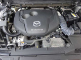 必要な情報を投影するヘッドアップディスプレイ(運転席前のガラス等に車速やナビ情報を投影する機能)。視線移動を抑え、速度やナビのルート案内、安全警告を直感的に確認。長距離運転でも疲れません。