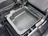 助手席の座面下には、大容量の収納スペースを装備。靴や車検証、予備の小物などを隠して収納できるので、車内をすっきりと保てます。