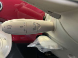 レバーの印字が鮮明で、操作部のガタつきなし。高速移動が多い方に嬉しい装備で、FIAT 500の軽快さをそのまま活かせます。