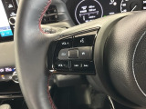 ステアリングにオーディオ操作スイッチが付いています。オーディオ画面に直接タッチしなくても操作が出来ますので、運転に集中できます。