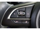 運転中にステアリングから手を離さなくてもオーディオ操作が出来るスイッチを装備しています。走行中に視線を逸らさず出来る手元操作は安全運転につながります。