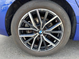 BMWならではの卓越した走りを支えるホイールと足回りです!日本車の走りに慣れている方にもぜひ体感して頂きたいほど、高いレベルでまとまっています!純正18インチアルミホイール。
