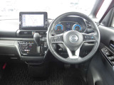 使いやすく安全な操作性と、良好な視界の運転席です。