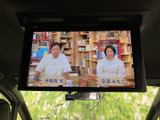 後部座席でも楽しめるルーフモニター。移動時間も、ご家族やご友人と快適なひとときを過ごせます。