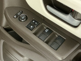 運転席のスイッチで全てのウィンドウの開閉操作を行うことができます。ロックボタンをONにしておくと、運転席以外のウィンドウは作動しないのでお子様を乗せているときなども安心ですね♪