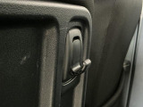 【フック】フックの用途は様々。手荷物のバッグや買い物袋、ビニール袋をぶら下げてゴミ箱にしても良いですね♪