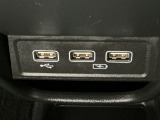 【USBポート】USBポートも装備されています、スマートフォンの充電やオーディオに連携も可能です、今や欠かせない装備の一つです!