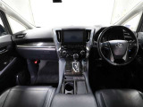 上質で落ち着いた印象のインパネ。視界も広々で運転しやすいです。