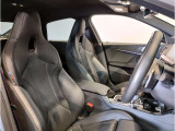 【コックピットシート】BMW車の主役席。車体中央にくる様に配置し車両重心とが一致する事でドライバーと車との一体感あるドライビングを実現。人間工学に基づき形成した形状が長時間のドライブ疲労も軽減します!