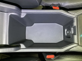 フロントアームレスト装備で、ひじ掛けにもなる収納付き。