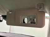 ちょっとした身だしなみチェックができるバニティミラー付き運転席・助手席サンバイザー,運転席側にはチケットホルダーも付いてます
