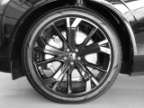 アルミホイールは21インチを装備 ブラックエディション専用のグロッシーブラック単色のカラーリングが特徴的なホイールです