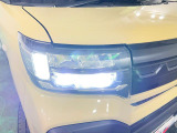 白く明るい光で夜間走行をサポートするLEDヘッドランプを搭載