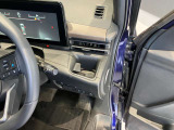運転席側前部にドリンクホルダーあります♪運転中でも手が届きやすい位置にあって使い易いです♪