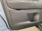 助手席ドアに車検証入れがございます。