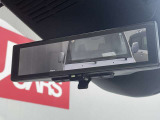 スマートルームミラー:車両後方にあるカメラの映像を映し出します。乗員・ヘッドレスト・荷物などでさえぎられがちな後方視界をクリアに保ちます。