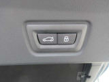 電動リアゲート装備です。バンパー下でのキックスイッチも装備されております。