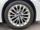 BMWならではの卓越した走りを支えるホイールと足回りです!日本車の走りに慣れている方にもぜひ体感して頂きたいほど、高いレベルでまとまっています!純正18インチアルミホイール。