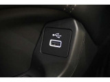 USBオーディオ用ソケットがついていますので携帯電話などを接続すれば音楽等の再生が可能です!