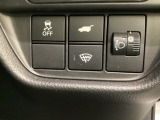 ハンドルの右下にはヘットライトリベライザーとVSA(ABS+TCS+横滑り抑制)の解除スイッチがついています。ヘッドライトリベライザーは道路状況や積荷の加重に応じてライトの高さを調節できます。