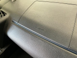 【助手席エアバッグ】SRSエアバッグとはシートベルトの働きを補助して衝突した時に乗員の衝撃を軽減するシートベルト併用式エアバッグ。前面衝突時に瞬時に膨らみ、頭部と胸部の衝撃を軽減します。